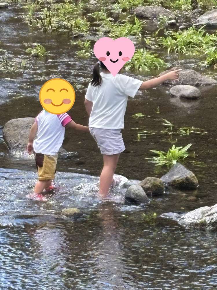 江津湖のじゃぶじゃぶ池で水遊びする子どもたち