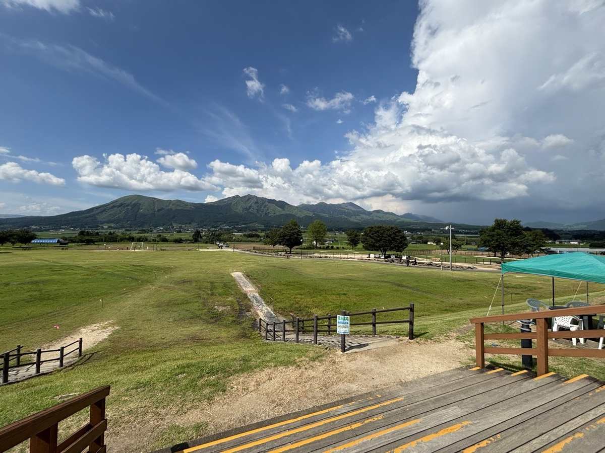 阿蘇五岳を望むあそ望の郷くぎのの原っぱ