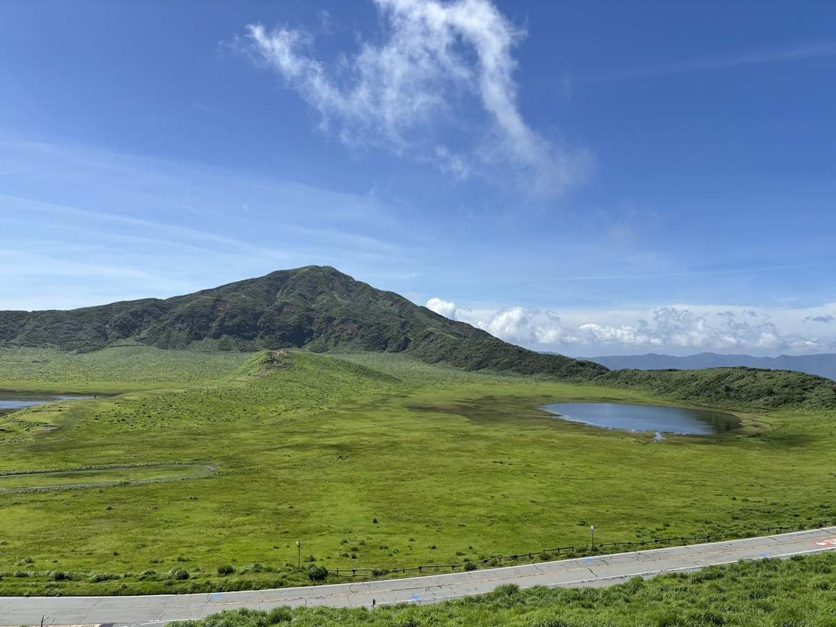 草千里ヶ浜の草原と池、烏帽子岳